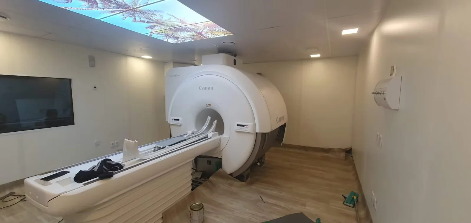 Infraestrutura técnica de sala hospitalar com equipamento de ressonância